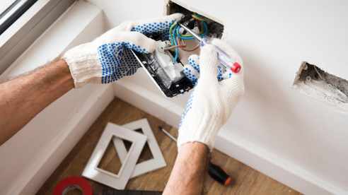 Montaggio e smontaggio di interruttori e prese